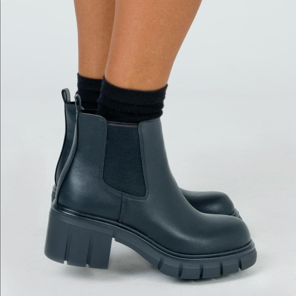 SOLD Princess Polly DAMAGE BOOTS BLACK - Picture 3 of 8